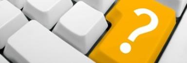 Imagen de un teclado blanco con la tecla de intro naranja
