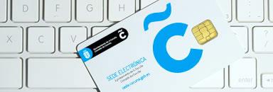Tarjeta con chip sobre el teclado de un ordenador portátil